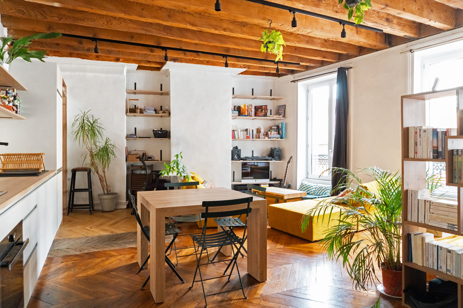 Appartement plafond à la française avec cuisine contemporaine et meubles design